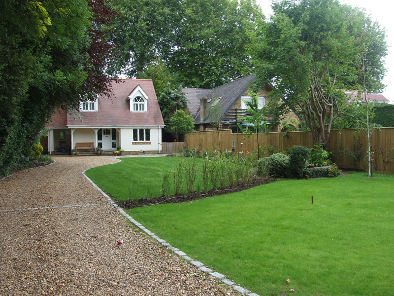 Runnymede, Surrey - Driveway Garden